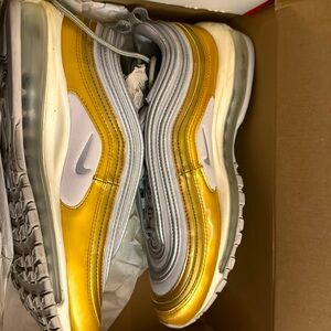 A Nike AirMax sneakers very comfortable to walk in size 9.5 in women.